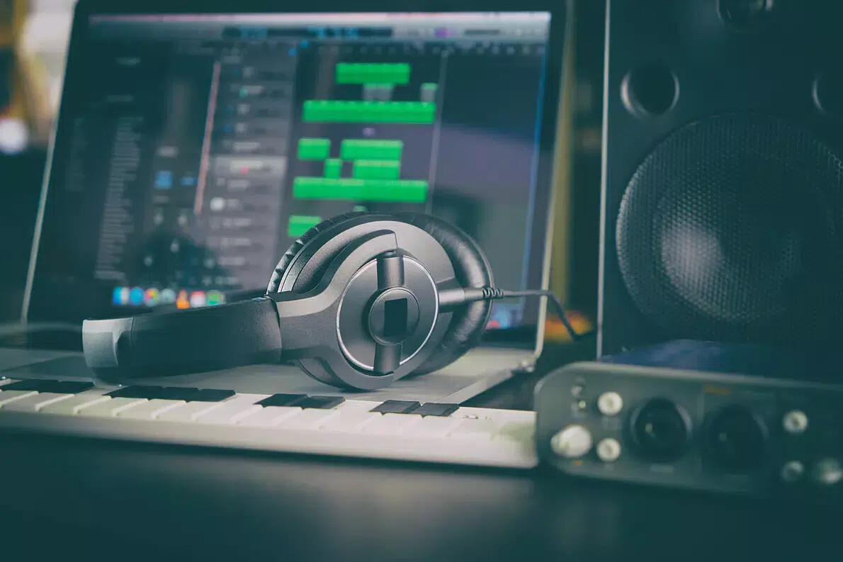 headphones with speaker and keyboard and laptop