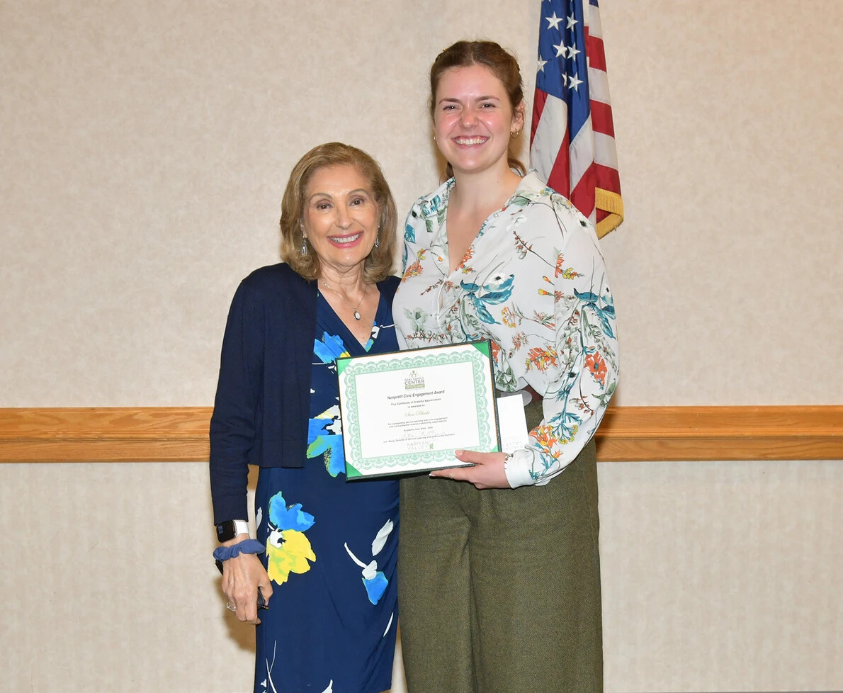 lori and sari holding award