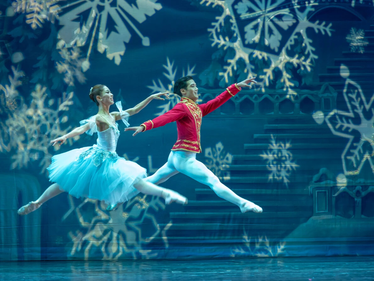 2 ballet dancers leaping