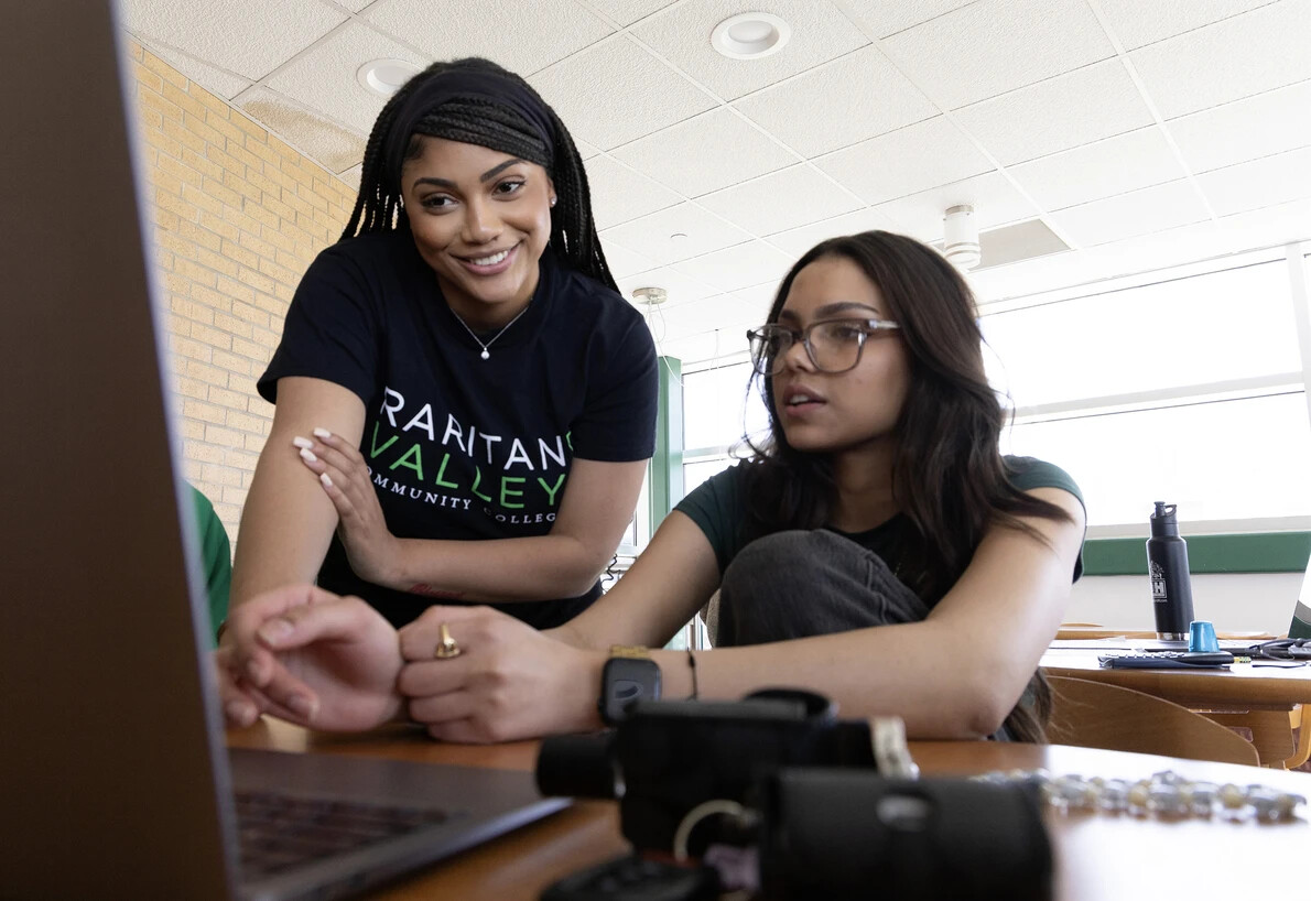 2 female students looking at laptop