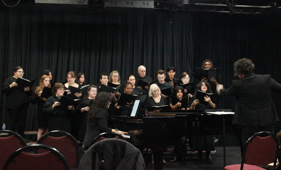 photo of chorale with chairs and pianist