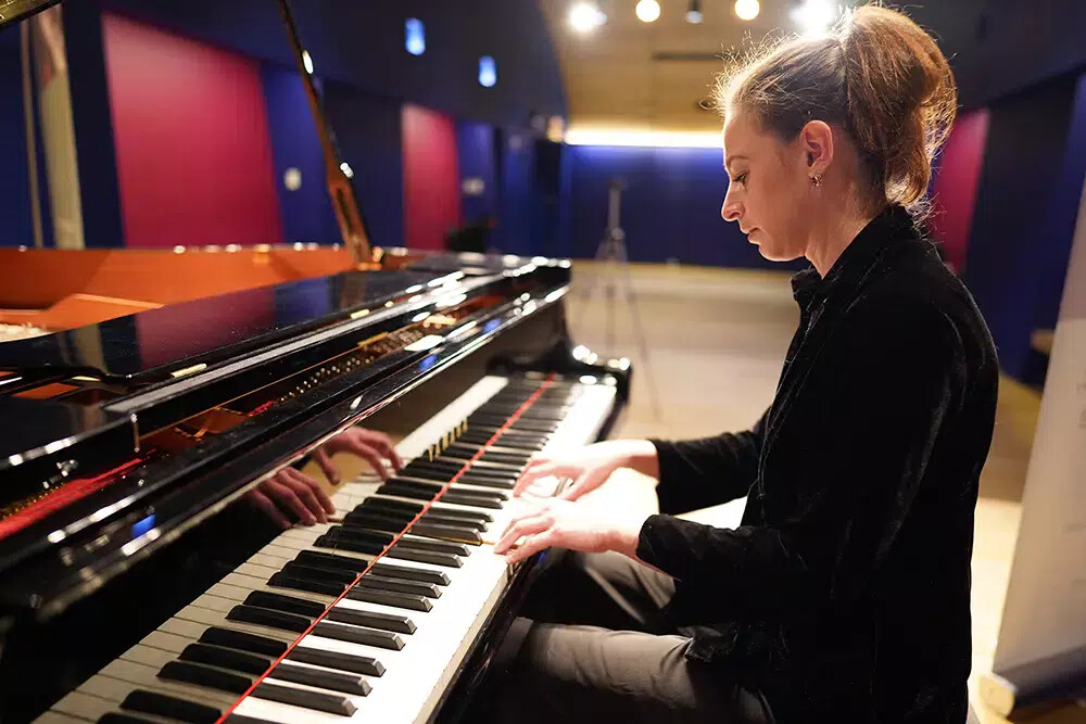 anna keiserman playing piano