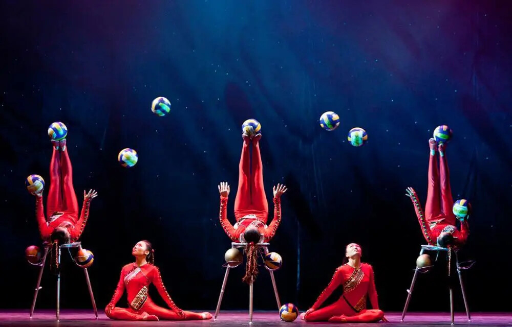 Golden Dragon Acrobats juggling balls