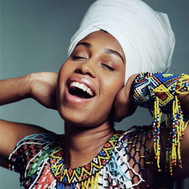 jazzmeia horn with eyes closed