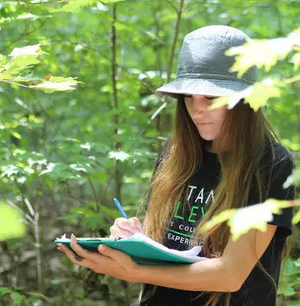raquel mennella outside holding notebook