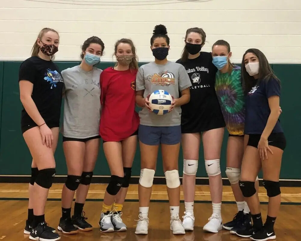 cropped pic of volleyball team wearing masks