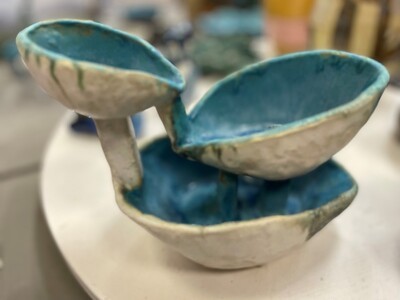 set of 3 cermic bowls with blue interiors