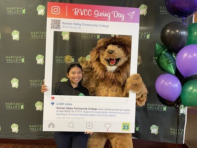 johanna and lion in giving day photo frame