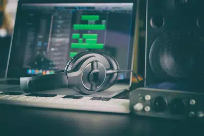 headphones with speaker and keyboard and laptop