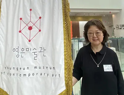 heejung kim with banner in korean