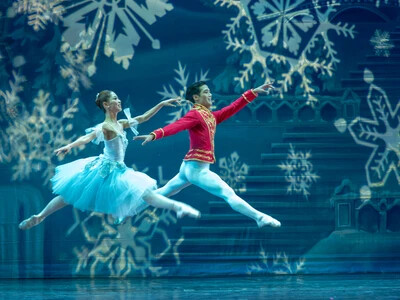 2 ballet dancers leaping