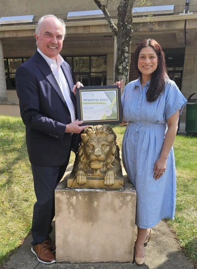 mike and rikita with lion