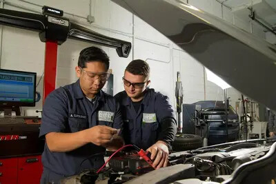 2 auto tech students