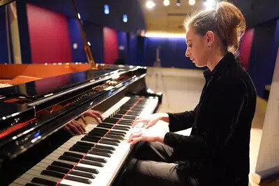 anna keiserman playing piano