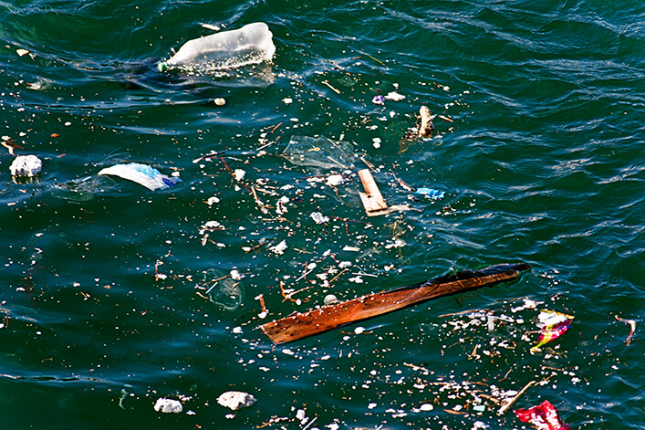 How did nearly 8,000 pieces of trash land in one Delaware River cove?