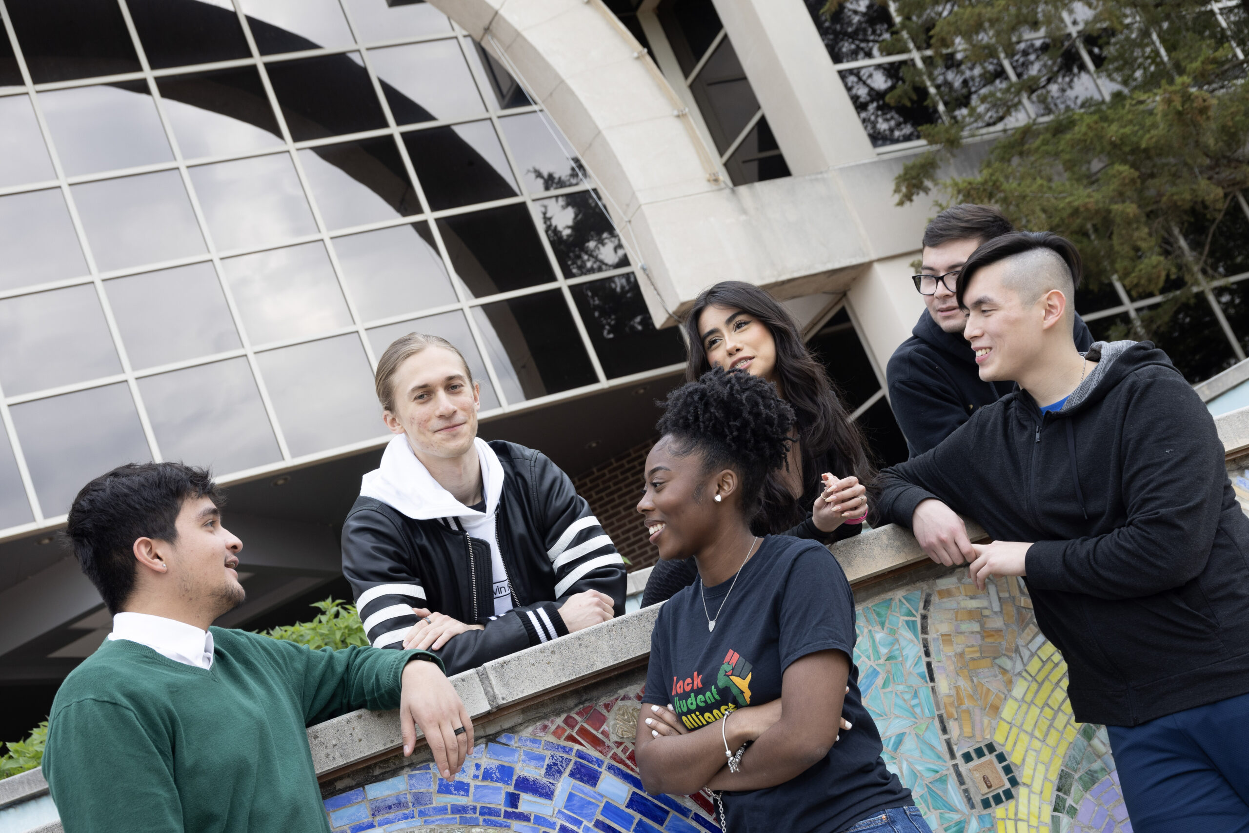 Image of RVCC students sitting outside.